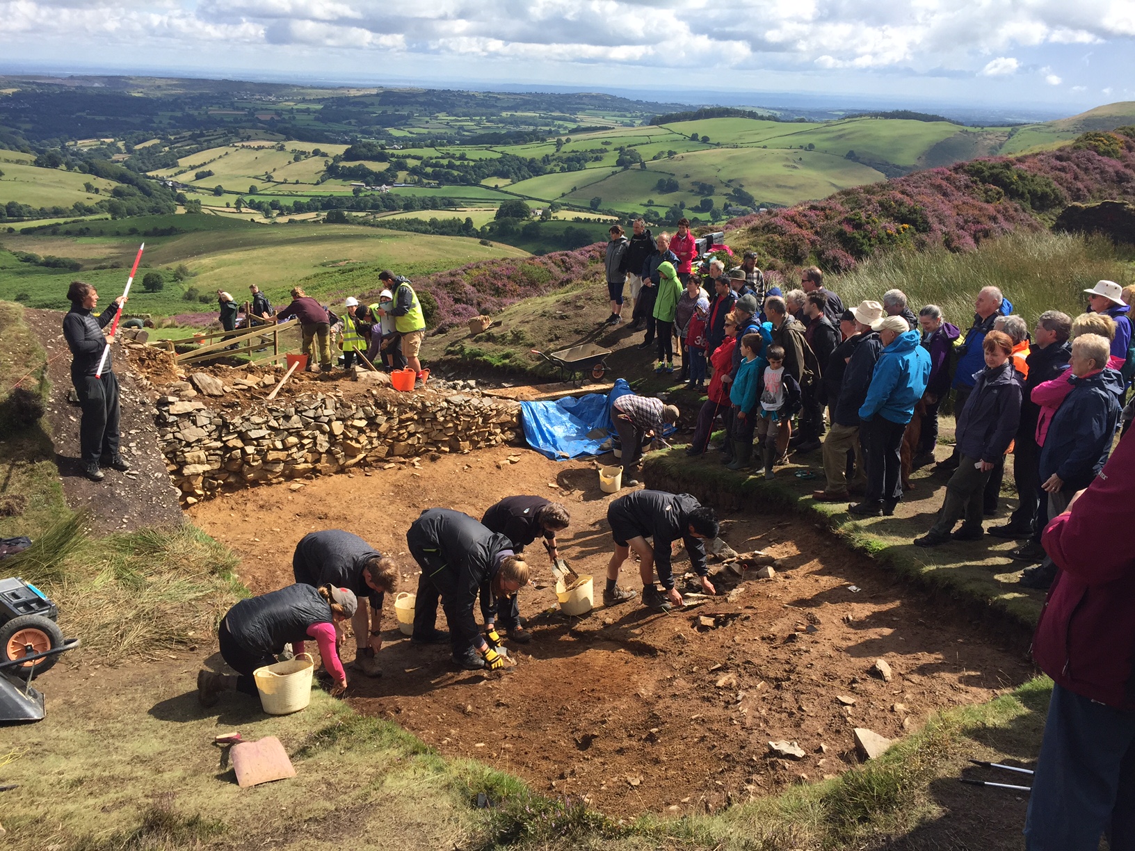 Diwrnod agored cloddio Penycloddiau dig open day