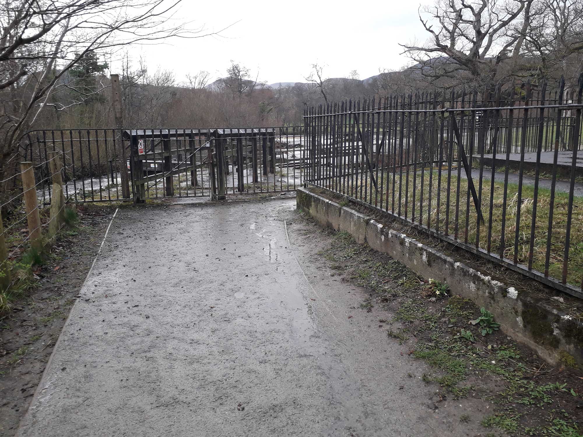 Access and viewpoint at Horseshoe Falls, September 2019