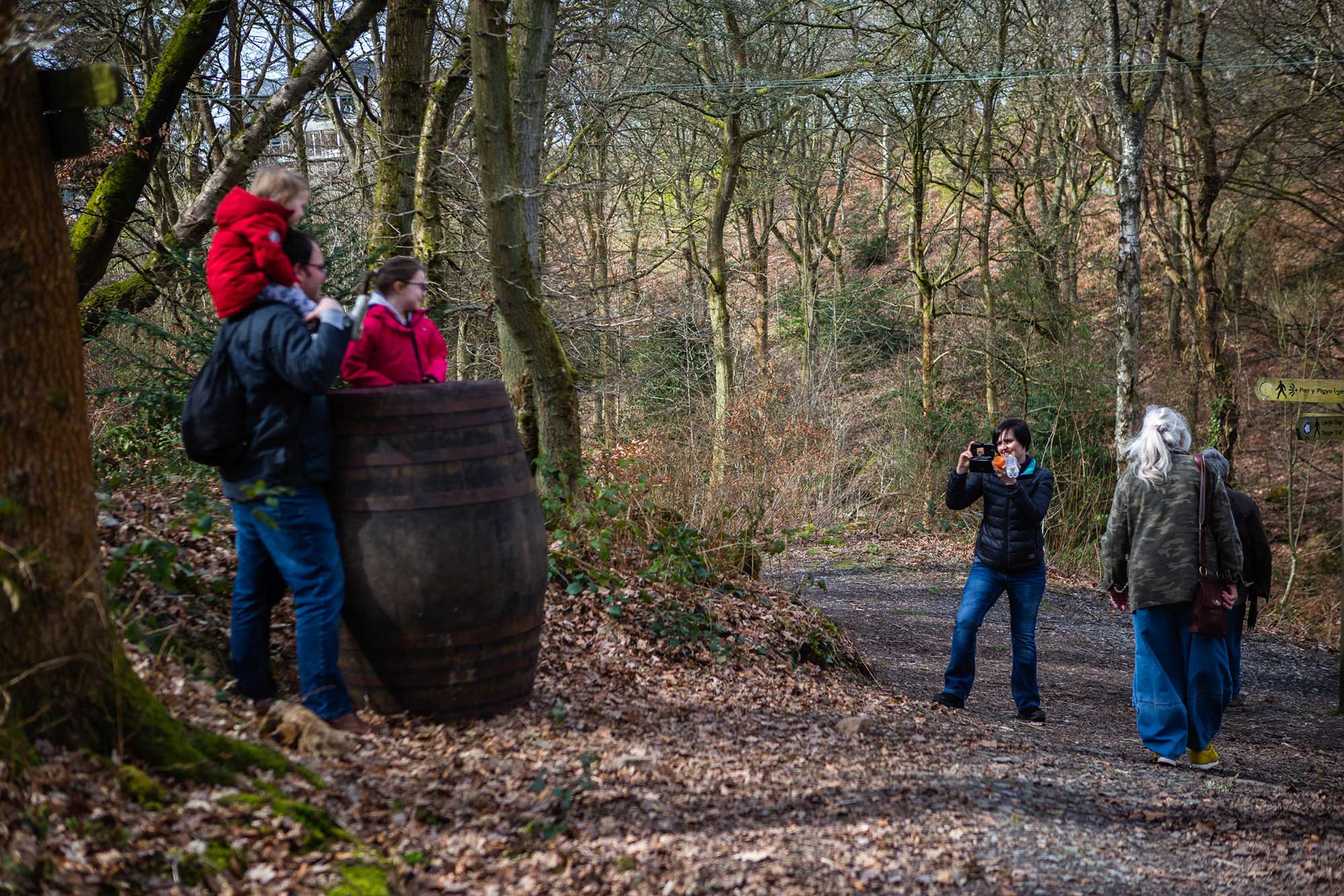 *Teulu yn mwynhau r-daith - Family enjoying the walk