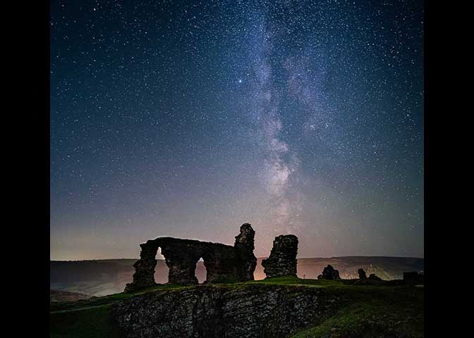 Llwybr Llaethog tu cefn i Gastell Dinas Bran