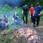 Ceidwaid Ifanc yn coginio dros dân / Young Rangers cooking on a fire