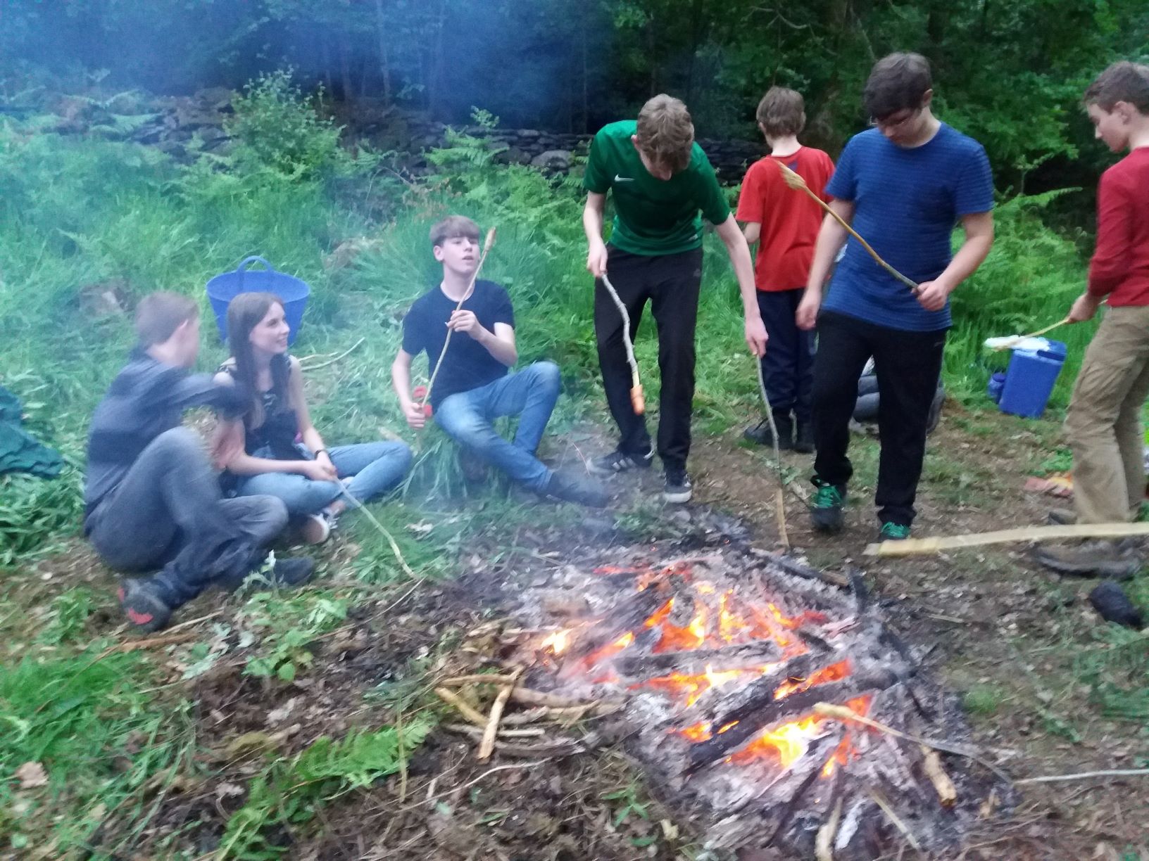 Ceidwaid Ifanc yn coginio dros dân / Young Rangers cooking on a fire