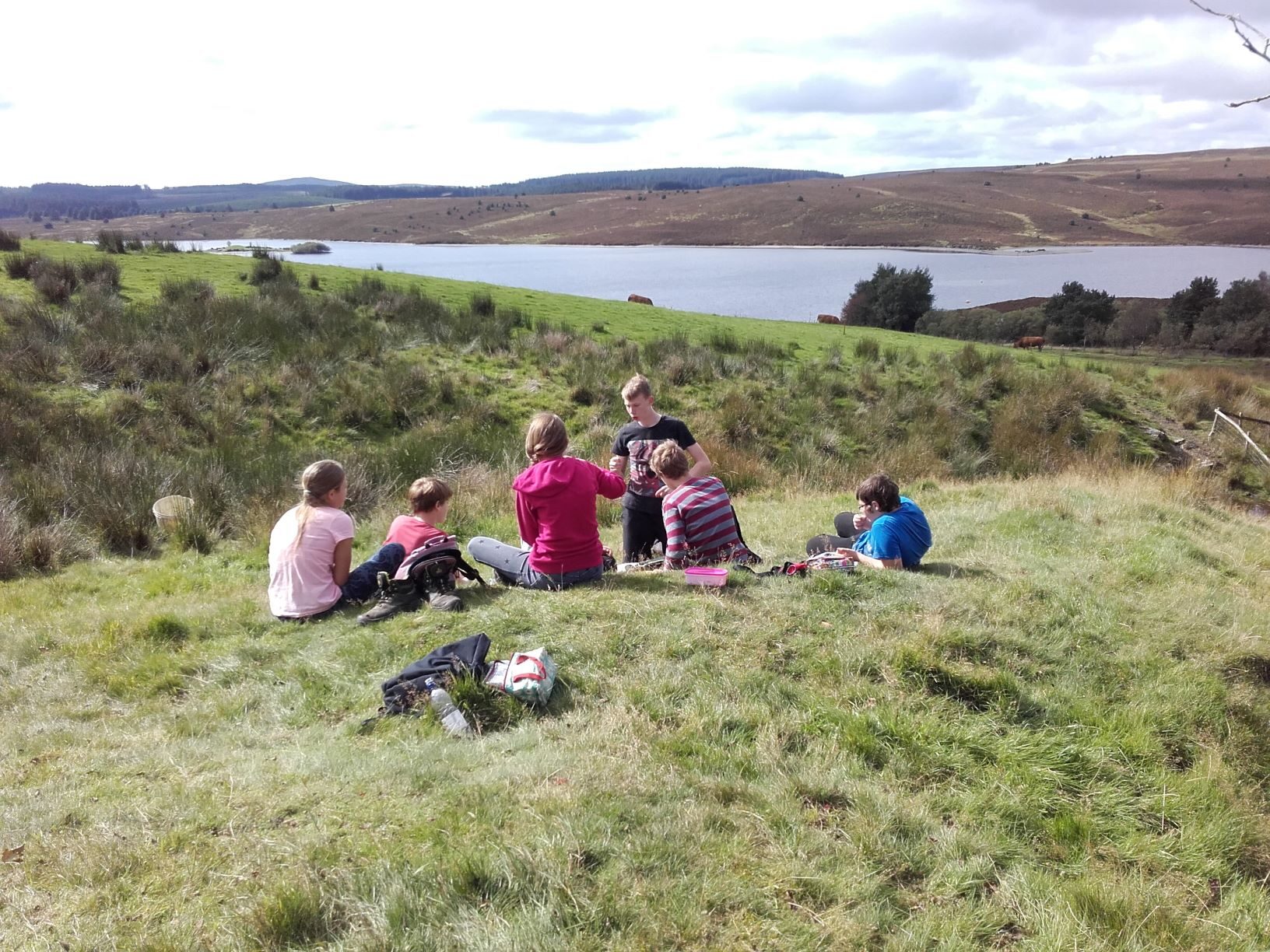 Ceidwaid Ifanc yn cael picnic / Young Rangers having a picnic