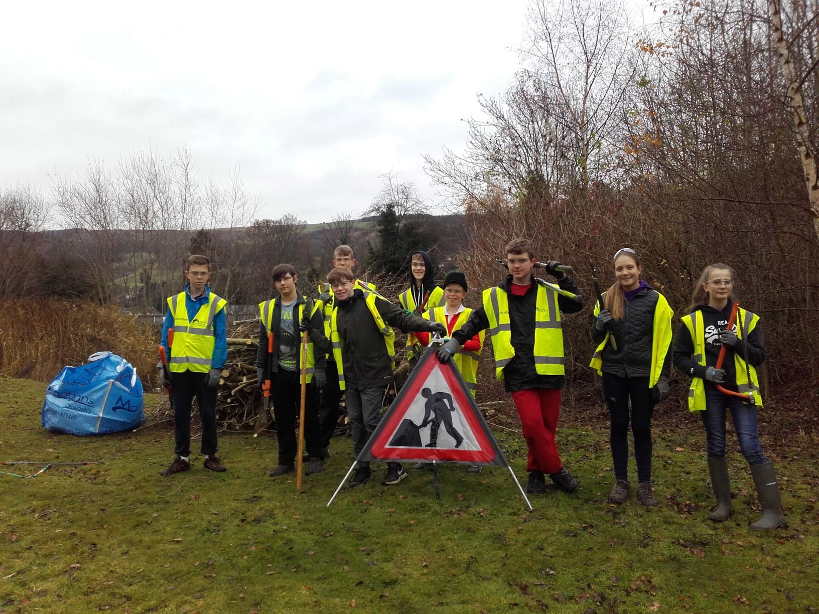 Ceidwaid Ifanc yn tocio coed / Young Rangers pruning trees