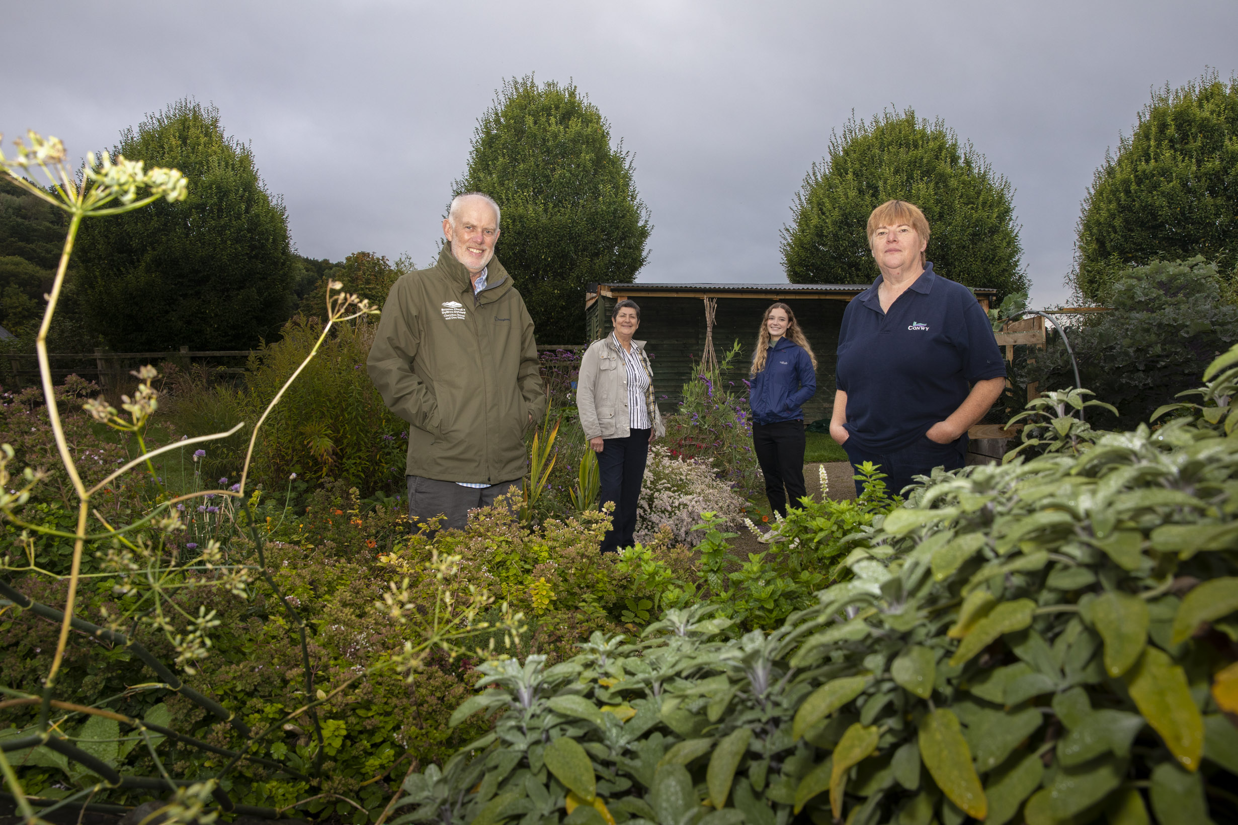 Swyddogion Cymunedau Gwyrdd yn yr ardd Green Community officers in garden